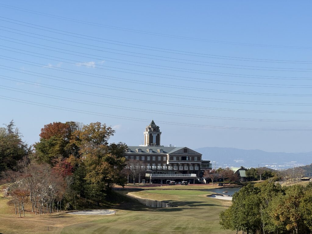 마지막 홀에서 마주하는 웅장한 클럽하우스